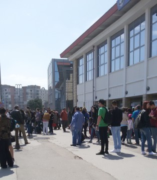 Aglomeraţie mare în Gara Constanţa! Au venit tinerii pe litoral
